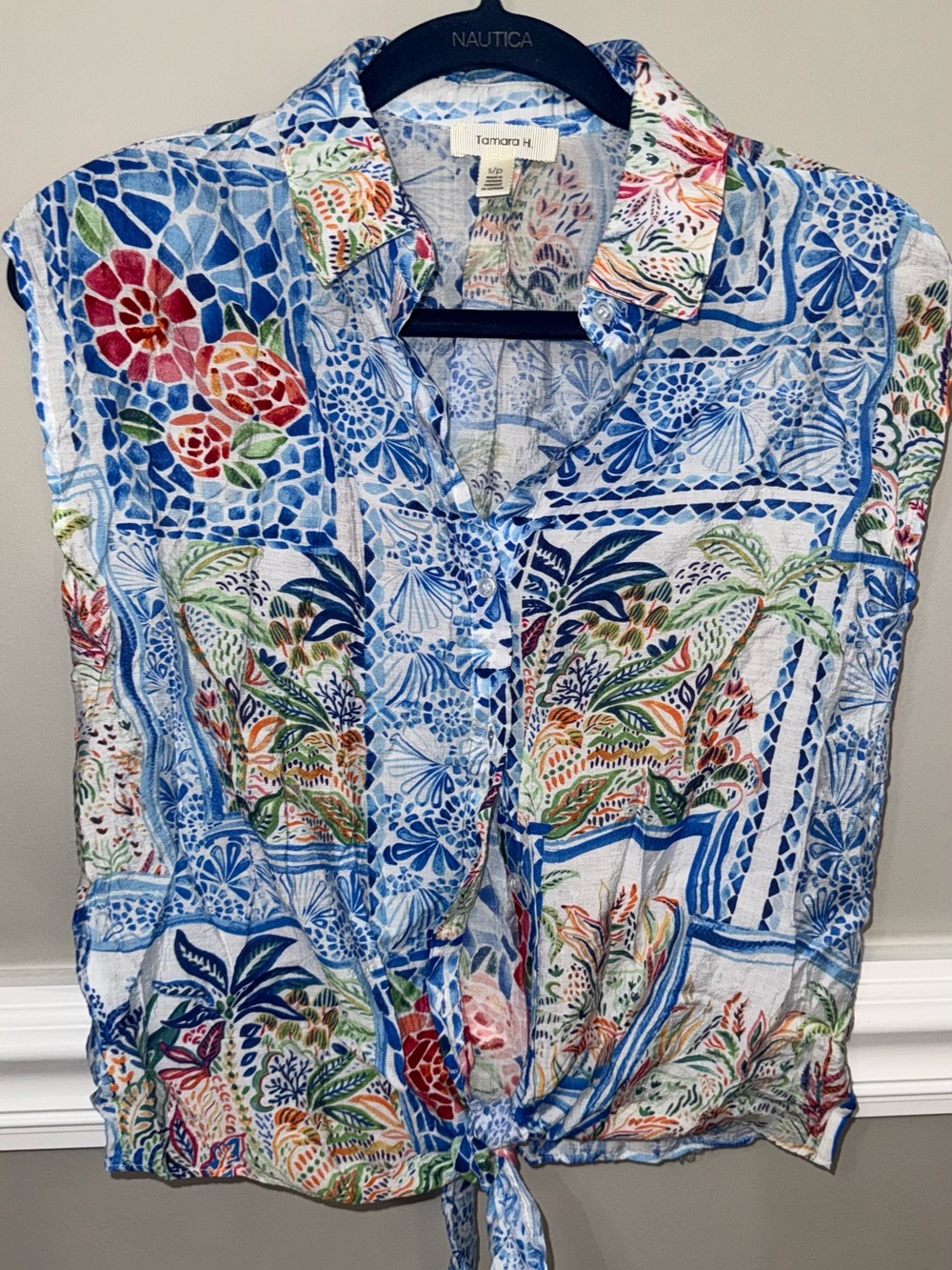 Sleeveless Blue Floral Tie-Hem Blouse - Picture 4 of 9